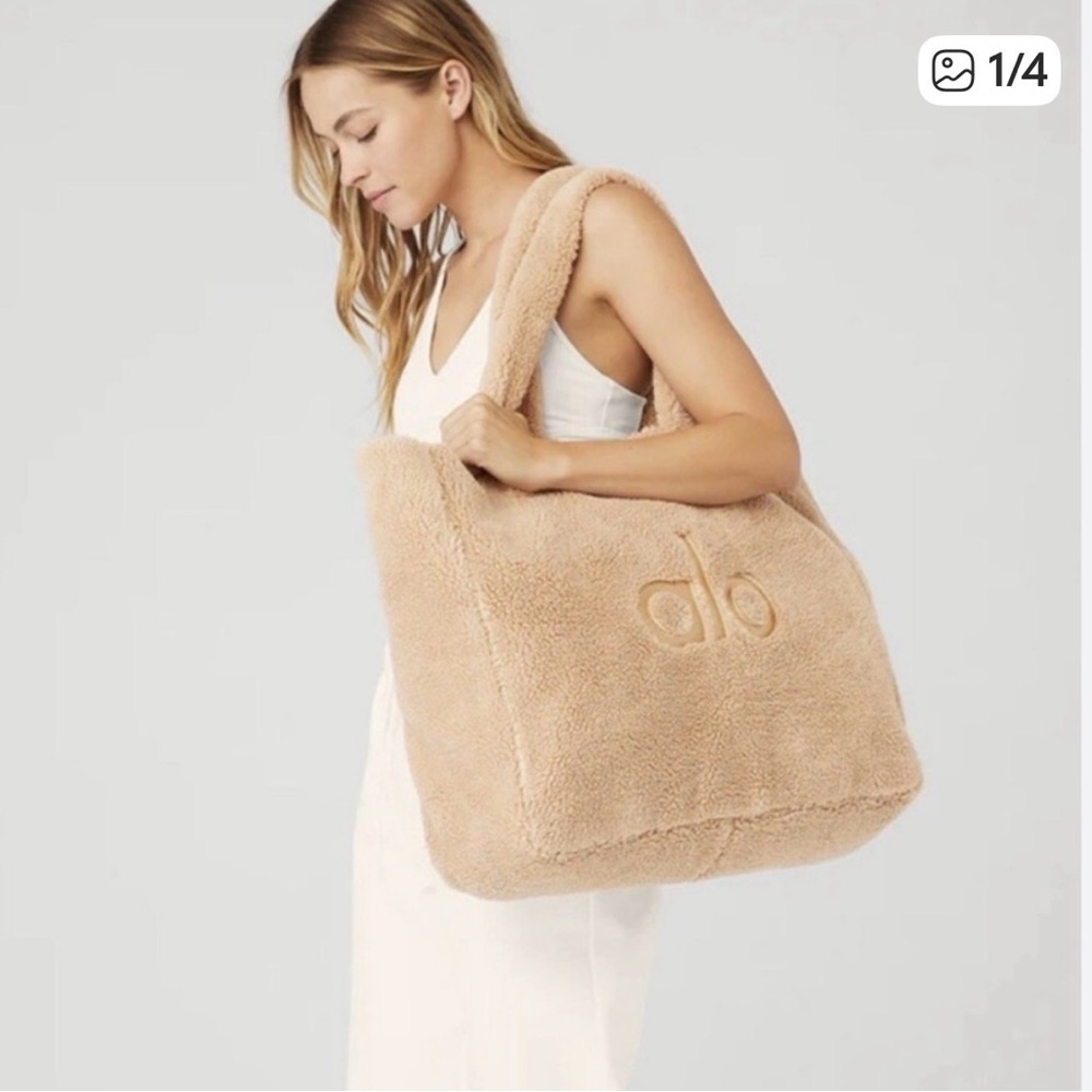 Alo YogaPlush Faux-Shearling Tote Bag in Camel